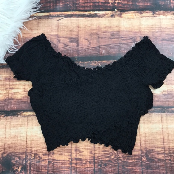 << Black Scrunchy Criss Cross Crop Top >> - Picture 2 of 7